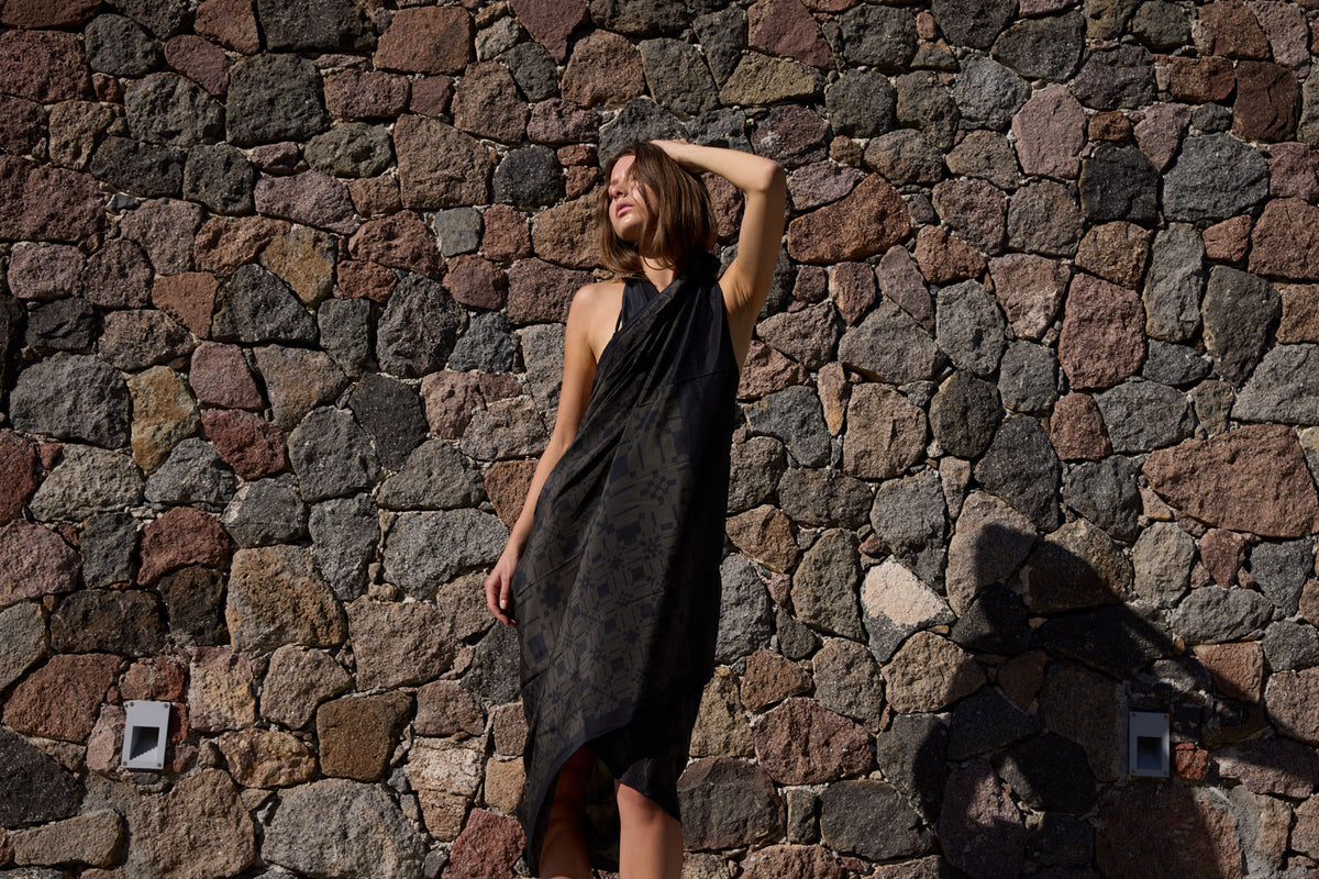 OLIVEWOOD/BLACK RESORT SILK SARONG /SCARF