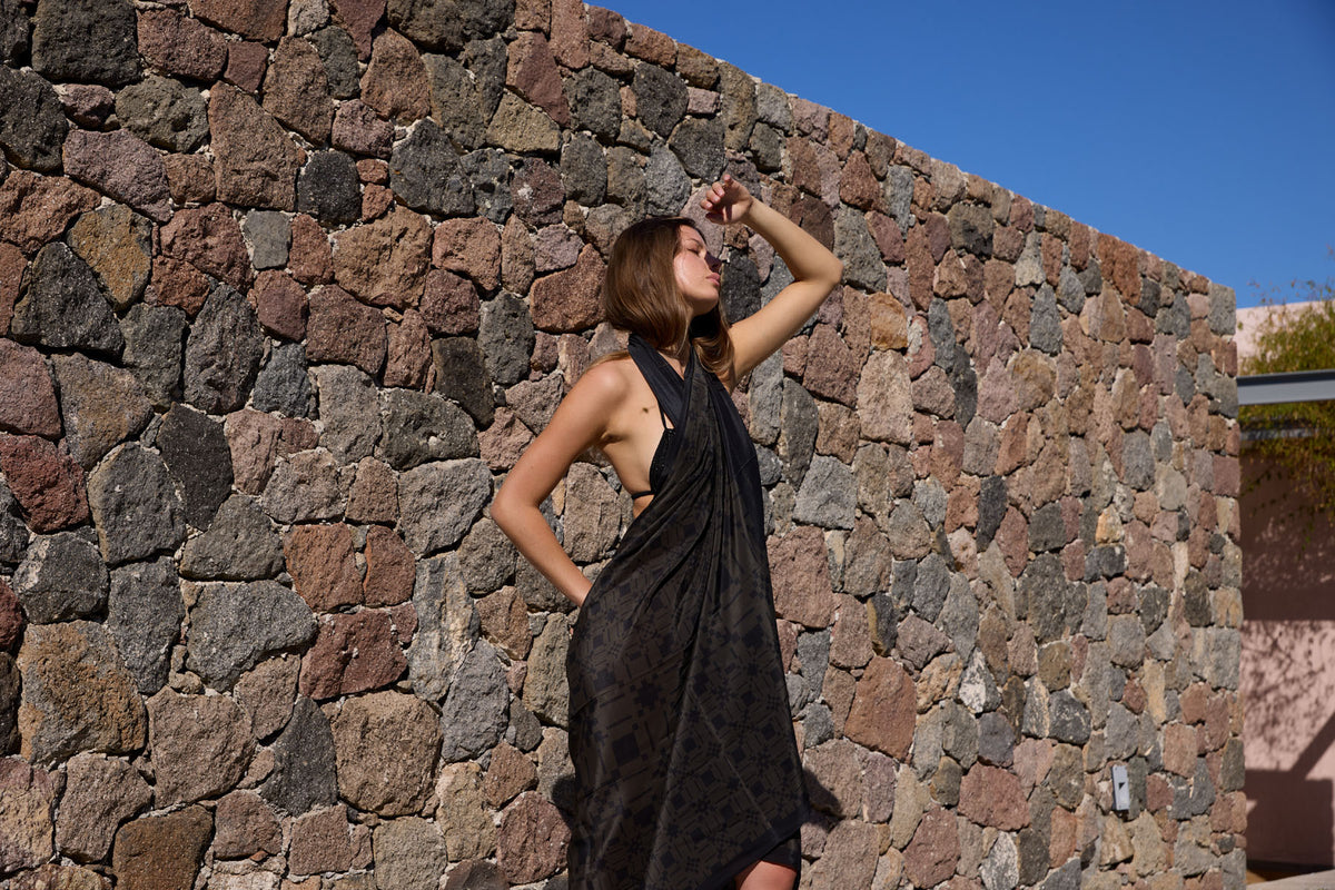 OLIVEWOOD/BLACK RESORT SILK SARONG /SCARF