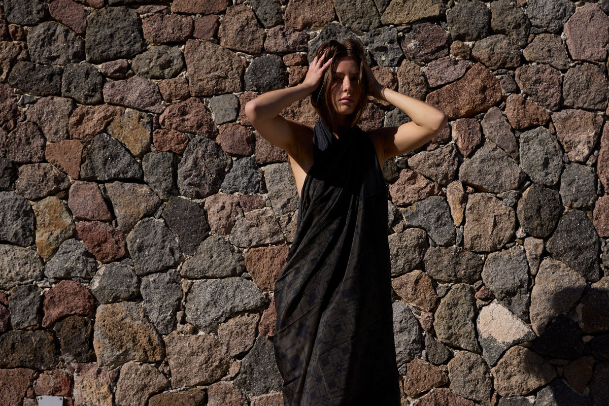 OLIVEWOOD/BLACK RESORT SILK SARONG /SCARF