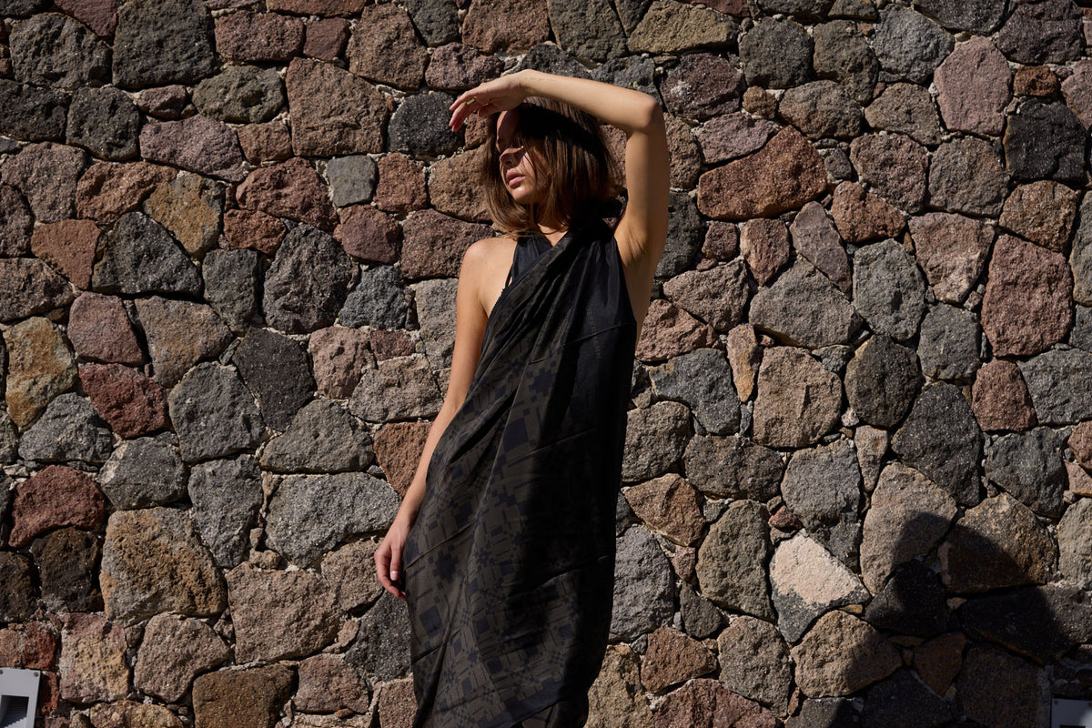 OLIVEWOOD/BLACK RESORT SILK SARONG /SCARF
