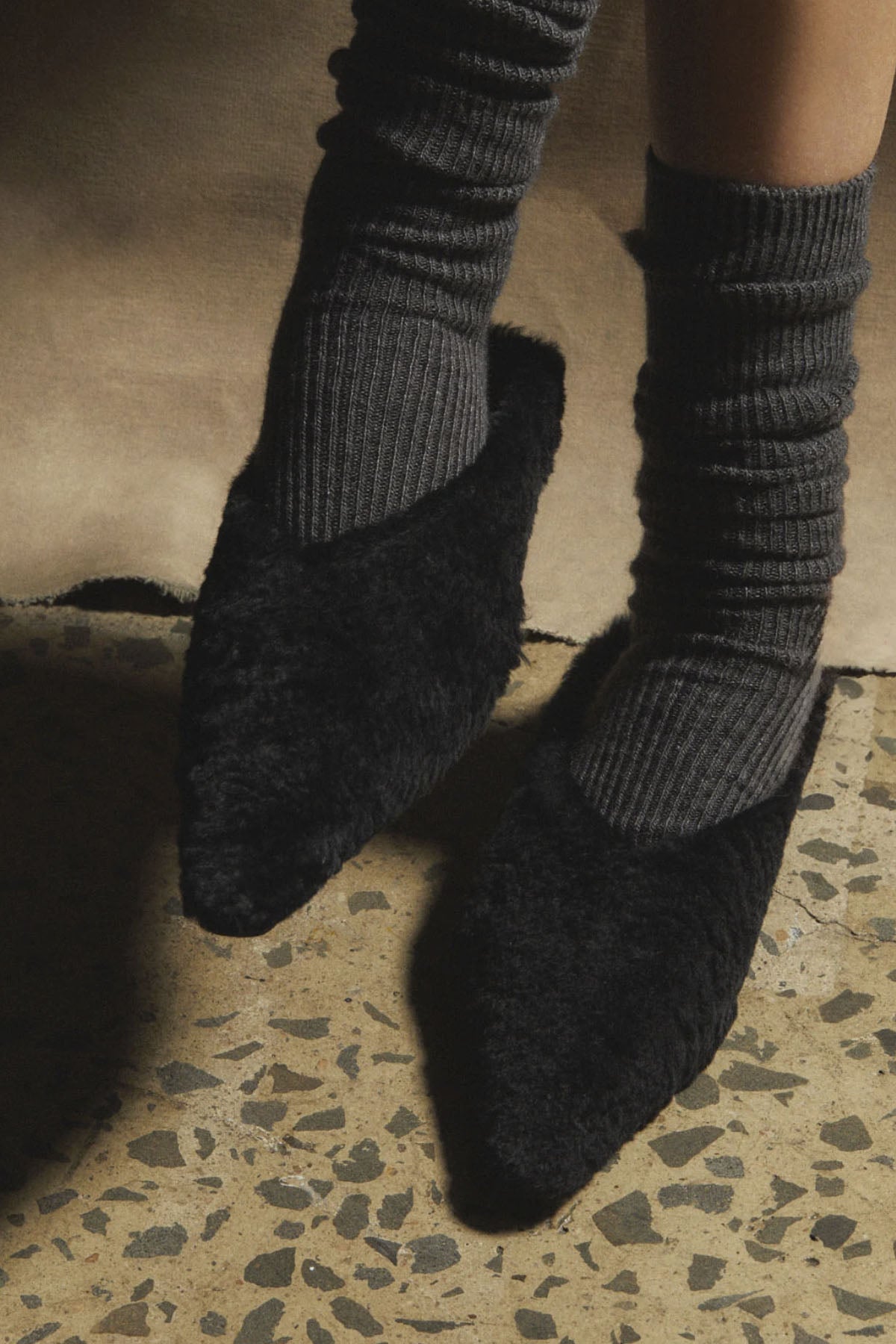 OLIVE SHOES BLACK SHEARLING (very good condition)